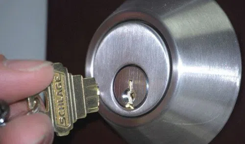 Royal Locksmith Store Glendale, AZ 623-518-1108 - key-broke-in-lock